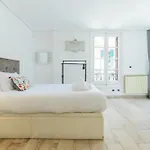 Modern In With Internet Daire